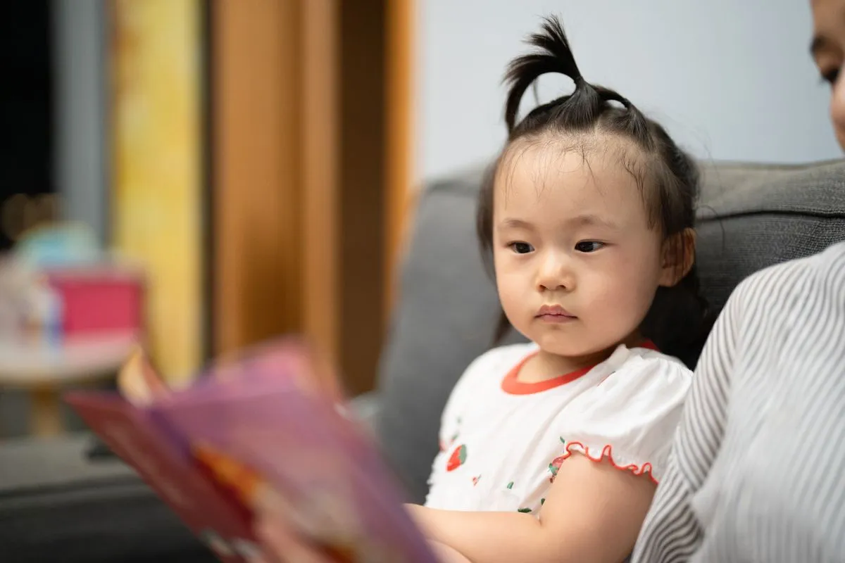 Un momento in famiglia nel salotto di casa, con la babysitter accanto ai bambini